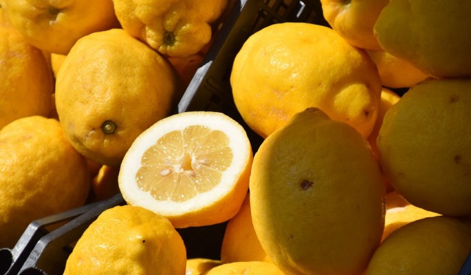 Советы перед майскими праздниками: как лимон спасет от опьянения