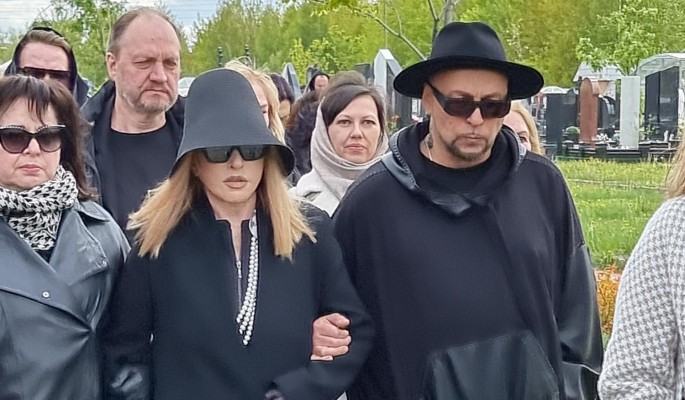 Селфи на фоне покойника: похороны Юдашкина превратился  в бенефис Пугачевой