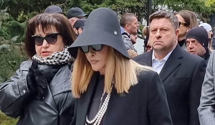 Ведьма и божий одуванчик на отдыхе: во что нейросети превратили пришедшую на похороны Пугачеву