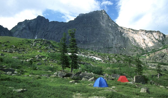 Выходные на природе: спальные мешки и туристические палатки задают настроение