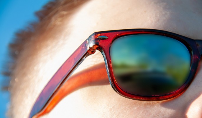 Не только модный аксессуар: почему важно носить солнцезащитные очки