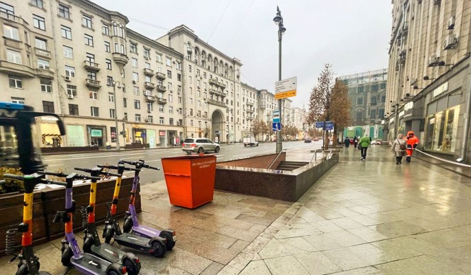 Подготовка к зиме: в Москве установили контейнеры с противогололедным материалом