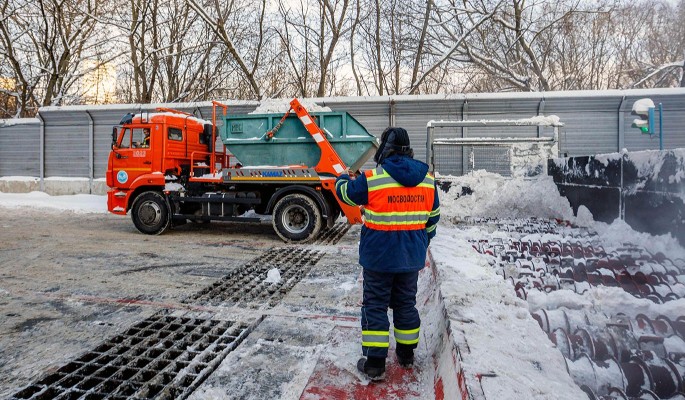 В Москве начали работать снегоплавильные пункты