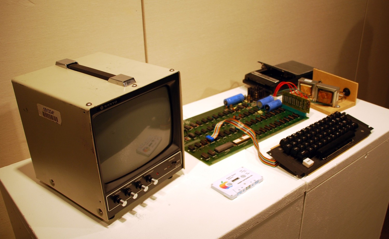 Как менялись компьютеры. Стив Джобс первый компьютер Эппл 2. Apple 1 компьютер. Первые компьютерные девайсы. Самый первый компьютер в мире фото.