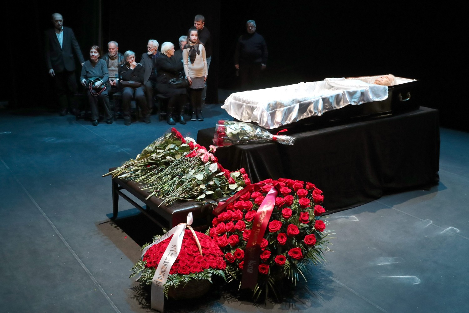 Ирина Апексимова на похоронах