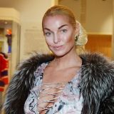 Волочкова с врезавшимися в ягодицы трусами-ниточками эротично ласкала голую грудь