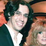 Шок: 70-летняя Пугачева на прогулке с семьей выглядела моложе Галкина