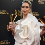 Вера Брежнева в роскошном наряде показала умопомрачительный разрез