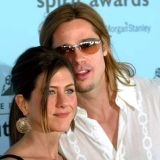 Сияет от счастья: Брэд Питт с Дженнифер Энистон милуются в открытую