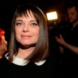 Роскошная Королева вывалила большую грудь