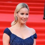 Летучая в пиджаке на голое тело взбудоражила россиян 