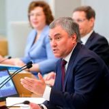 Собирал страну по крупицам: Володин напомнил коммунистам о заслугах Путина 