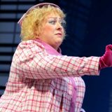 Немного мешают живот и бока: Аронова задирает ноги до головы