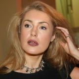 Брошенная сыном Шукшиной мать его ребенка просит милостыню на билет