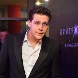 Обезумевшие барышни подняли Милоша Биковича вместе с авто