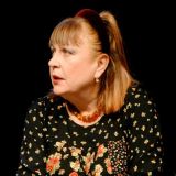 Много болтающую актрису 