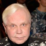 Люди съезжаются к сраженному инсультом Борису Моисееву