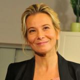 Сообщившая о свадьбе Юлия Высоцкая довела до слез родного деда