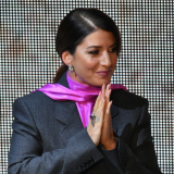 Преобразившаяся Жасмин сверкнула на публике глубоким разрезом