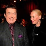 Вдова Кобзона в роскошном норковом манто блеснула перед Терешковой