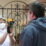 Коронавирус в России: толпы в магазинах и тотальный карантин