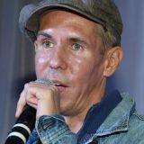 Не может улететь: устроившего дебош на борту Панина выгнали из самолета