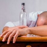 Люди начали спиваться из-за коронавируса