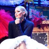 Дразнит завистников: Волочкова закинула голые ноги на избранника