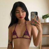 Бикини из медицинских масок: блогерша взбесила фанатов опрометчивым поступком 