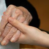 Пока коронавирус не разлучит: пожилые супруги скончались из-за COVID-19 с разницей в шесть минут