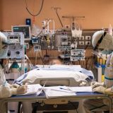 Корона российской империи: почему звезд с COVID-19 спасают лучшие врачи в люкс-палатах