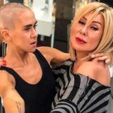 Уличенная в неадекватности дочь Успенской отращивает волосы в подмышках