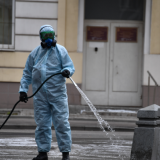 Главврач больницы в Коммунарке опроверг массовые увольнения медиков