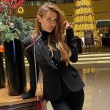 Оплывшая Боня показала складки на животе