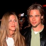 Доведенная Питтом Энистон забаррикадировалась в доме