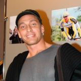 В трусах и шляпе: полуголого Тарзана перепутали с женщиной