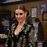 Любовь Толкалина позволила заглянуть под юбку