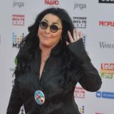 Лолита выбрала экстравагантный наряд и жуткие серьги для похода к мусорному контейнеру 