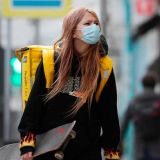 Этого еще не хватало: коронавирус надолго остается на волосах