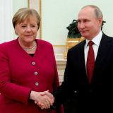 Не забудут немецких патриотов: Путин и Меркель обменялись поздравлениями с Днем Победы