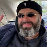 Народ посмеялся над Фадеевым в пиджаке на голое тело