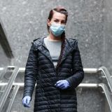 Постирать и отпарить: россиянам рассказали о правилах использования защитных масок