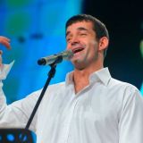 Кумир молодежи закрыл грудью закиданного камнями Певцова