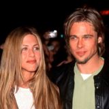 Питт на коленях вымаливает прощение у раненой Энистон