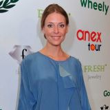 Радость на самоизоляции: Толкалина без трусов вставила свечку в интимное место