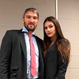 Россияне молятся за родившую жену Овечкина