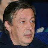 Заявившая о нетрадиционной ориентации дочь Ефремова задумалась об усыновлении ребенка