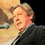 Нетрадиционная любовь и антидепрессанты: как живет юная дочь Михаила Ефремова