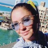 Одинокая Муцениеце выставила напоказ грудь