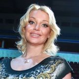 Задолжавшую 30 миллионов рублей Волочкову засняли скачущей на жеребце после скандала